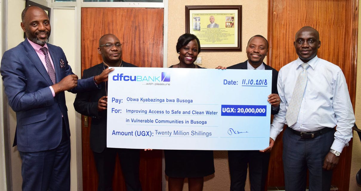dfcu Bank hands over Shs20 cheque to Prime Minister of Obwa Kyabazinga bwa Busoga