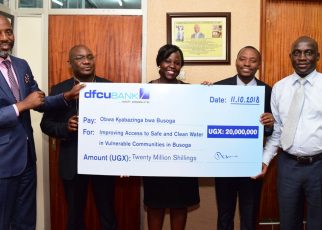 dfcu Bank hands over Shs20 cheque to Prime Minister of Obwa Kyabazinga bwa Busoga