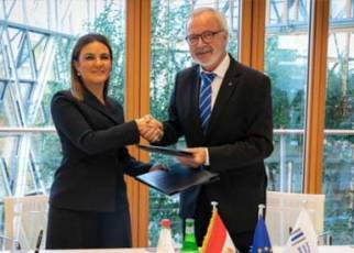 Egypt's Investment Minister Sahar Nasr (L) and President of the EIB Werner Hoyer (R) after the signing of the Kitchener Drain deal (Photo: eib.org)