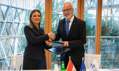 Egypt's Investment Minister Sahar Nasr (L) and President of the EIB Werner Hoyer (R) after the signing of the Kitchener Drain deal (Photo: eib.org)