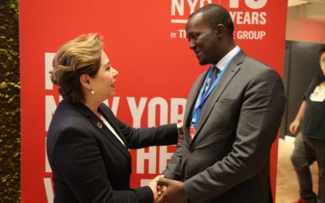 Patricia Espinosa, Executive Secretary of UN Climate Change congratulates Hubert Ruzibiza, CEO of the Rwanda Green Fund