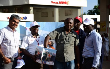 Tushar Mashru (2nd L), Total Uganda dealer, Richard Jjuko, (C) Total Wampewo Station Manager, with a customer picking a raffle ticket during the Total Uganda “Extra Mile” promotion on 2nd November 2018 at Total Wampeewo station. Lucky Winners of the draw will get free full-year car service.