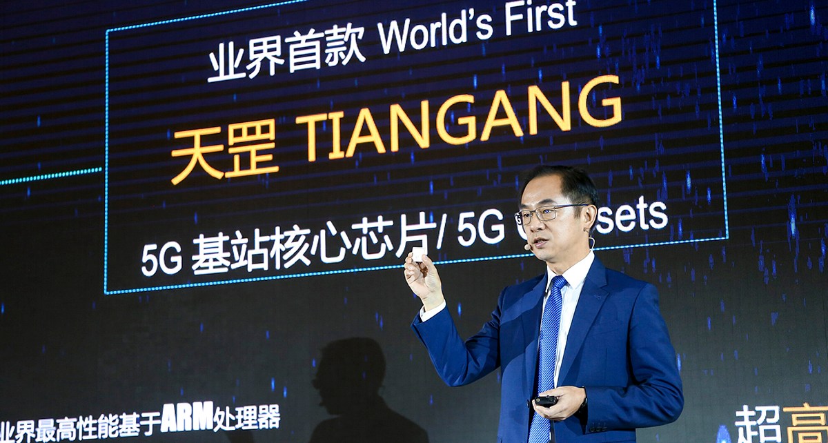 Ryan Ding, Huawei Executive Director of the Board and Carrier BG CEO, delivering a keynote speech