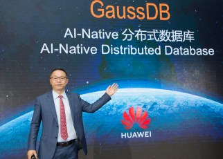 David Wang, Huawei Executive Director of the Board and President of ICT Strategy & Marketing, launches the AI-Native database