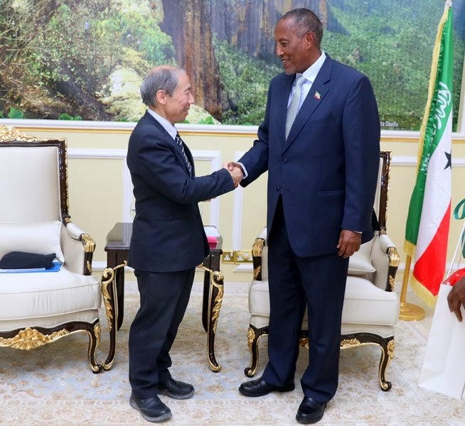 Somaliland president Muse Bihi (Right) shakes hands with Ambassador Donald Yamamoto Thursday in Hargeisa