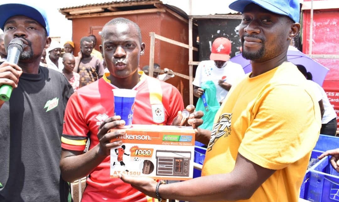 The 1.5 billion customer rewards campaign dubbed Nyongeza Aya bass by Crown Beverages Limited took over the day’s business on Ngobi road, Iganga as it attracted a multitude of locals from the small town.
