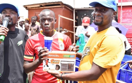 The 1.5 billion customer rewards campaign dubbed Nyongeza Aya bass by Crown Beverages Limited took over the day’s business on Ngobi road, Iganga as it attracted a multitude of locals from the small town.
