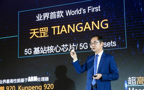 Ryan Ding, Huawei Executive Director of the Board and Carrier BG CEO, delivering a keynote speech
