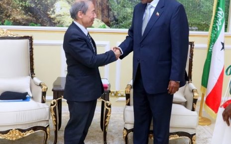 Somaliland president Muse Bihi (Right) shakes hands with Ambassador Donald Yamamoto Thursday in Hargeisa