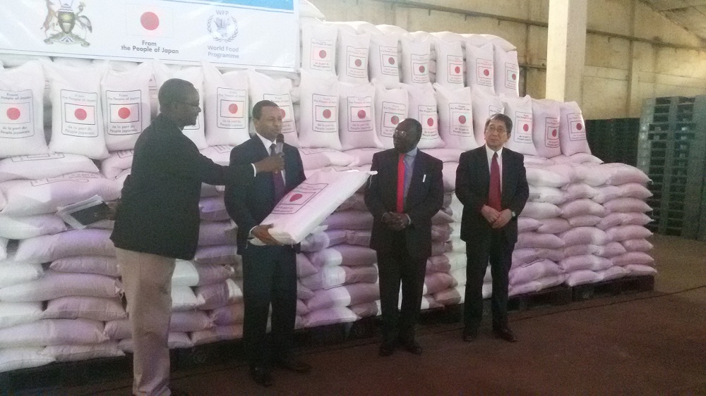 Japan’s Ambassador to Uganda, H.E Kazuaki Kameda has handed over 4,758 metric tons of rice for distribution to refugees and socially vulnerable people including those in communities hosting refugees.