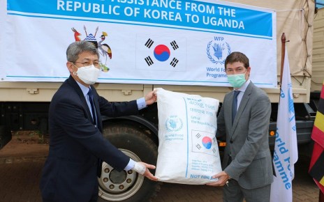 Over 5,000 metric tons of rice and US$300,000 in cash has been provided by the government of the Republic of Korea to provide much-needed relief assistance to 781,000 people including refugees and Ugandans threatened by locusts.