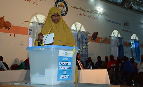 A woman casts her vote for elections in Puntland in 2016 (file) A woman casts her vote for elections in Puntland in 2016 (file)